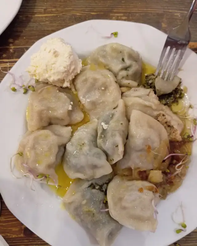 Talerz pierogów ze śmietaną i masłem