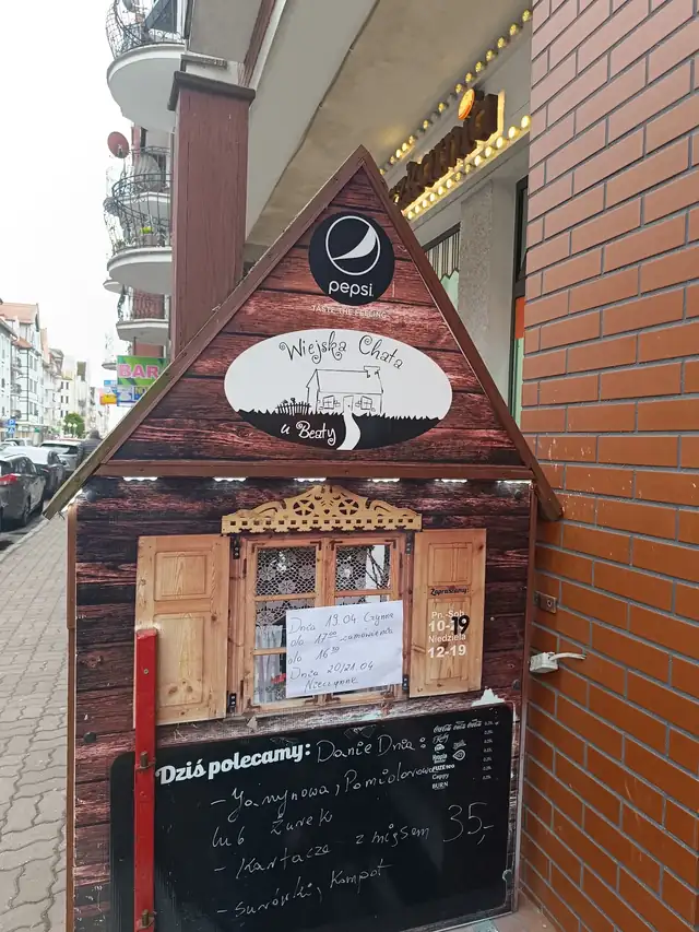 Drewniana chatka przy wejściu