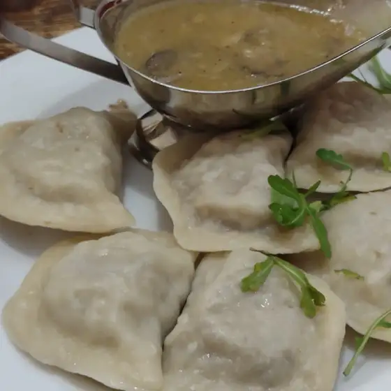 Pierogi z sosem